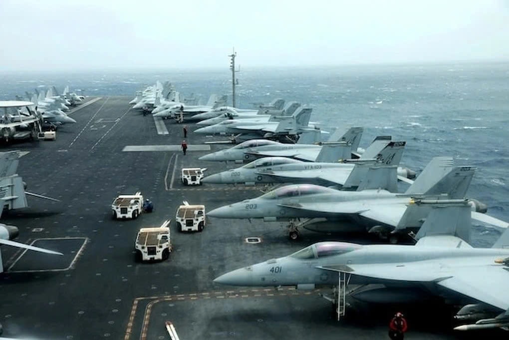 Máy bay chiến đấu F/A-18F trên boong tàu sân bay USS Abraham Lincoln ở Vịnh Oman vào năm 2019. (Ảnh: Reuters)