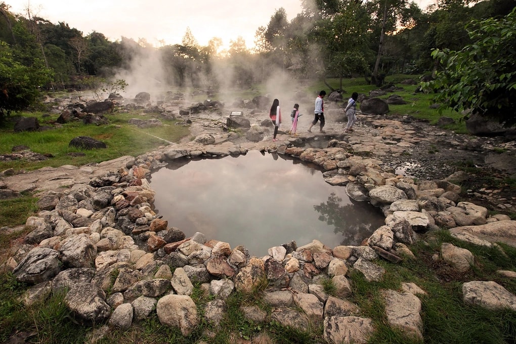 Dòng suối đặc biệt có thể luộc chín trứng khiến khách Việt thích thú - 2