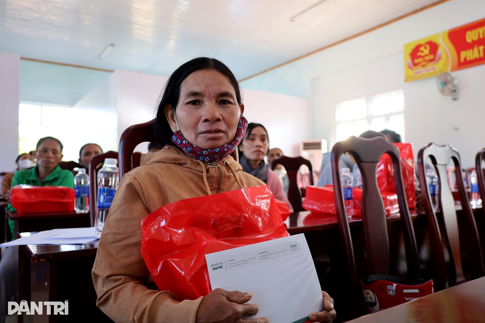 Được tặng 1 triệu đồng sắm Tết, người dân mừng lắm! - 5