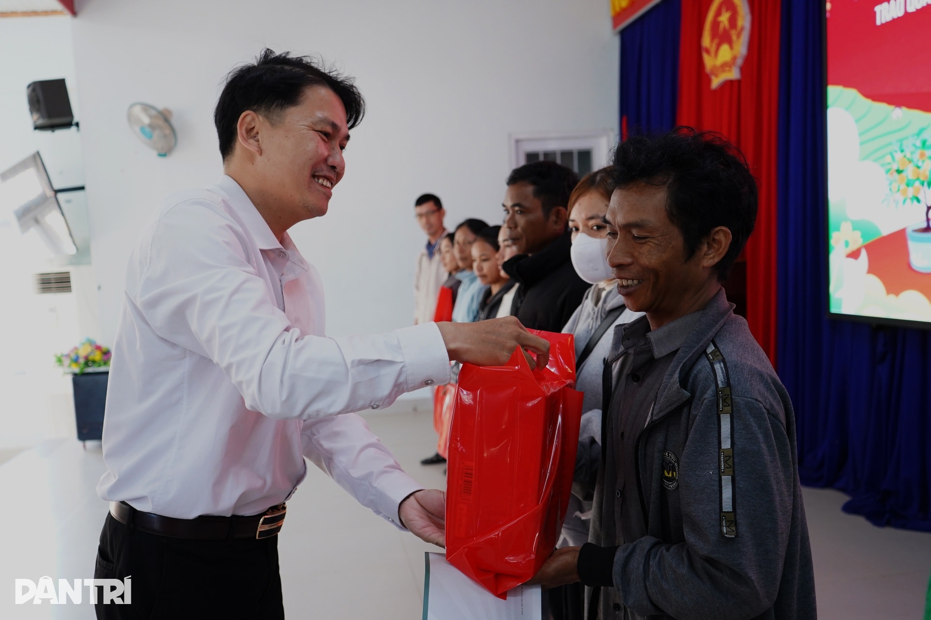 Được tặng 1 triệu đồng sắm Tết, người dân mừng lắm! - 2