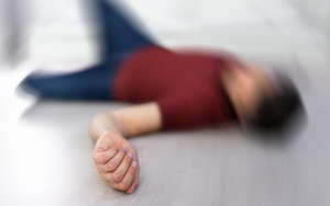 Đốt than sưởi ấm trong phòng kín, chồng tử vong, vợ nguy kịch - Ảnh 2.