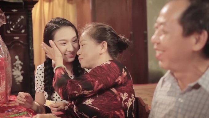 Người con gái về ăn Tết với bố mẹ trong phim ngắn Tết Đoàn Viên - Vị Của Tình Thân. Ảnh minh họa: Gala Việt