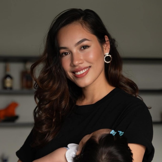 Á hậu Vũ Hoàng My và con gái ở Áo hồi cuối 2025.