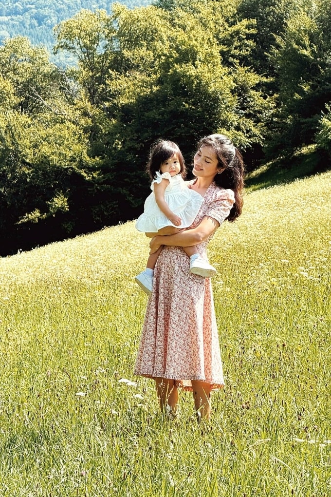 Á hậu Vũ Hoàng My và con gái Ayla ở Áo hồi tháng 5/2025. Ảnh: Nhân vật cung cấp