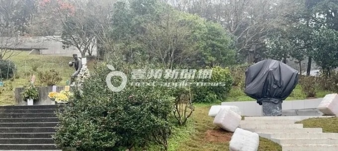 Điêu khắc Từ Hy Viên hiện được bọc vải che, tác phẩm đặt cạnh tượng của tài tử quá cố Cao Dĩ Tường. Ảnh: Next Apple