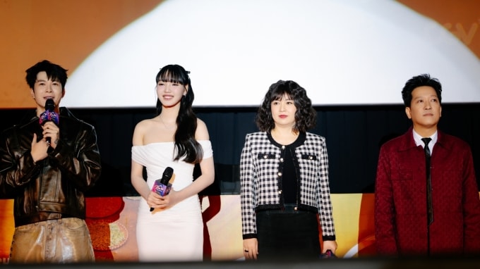 Từ phải qua: Trường Giang, Lê Khánh, Đoàn Minh Anh, Anh Tú Atus tại sự kiện chiều 29/1. Ảnh: Huy Trần