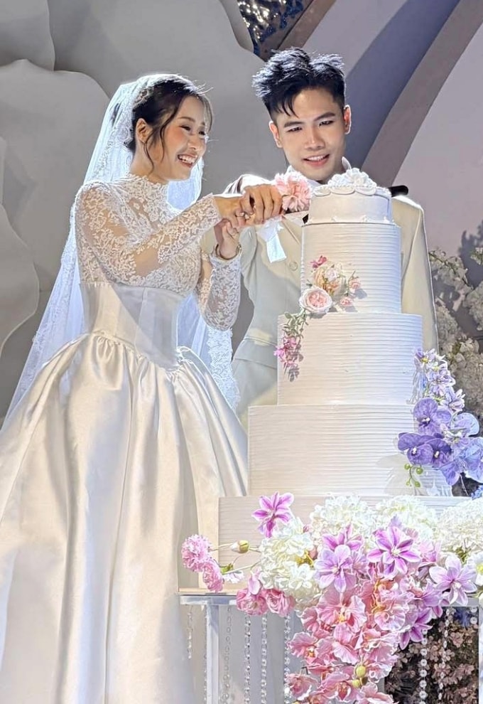 Phúc Du và bạn đời cắt bánh cưới.