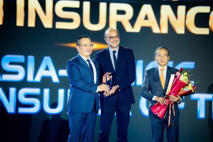 Ông Dương Thanh Francois, Chủ tịch HĐTV và ông Phạm Anh Đức, Tổng giám đốc Bảo hiểm PVI nhận giải thưởng General Insurer of the Year từ ông Yawar Tharia đại diện Tạp chí InsuranceAsia News. Ảnh: Bảo hiểm PVI