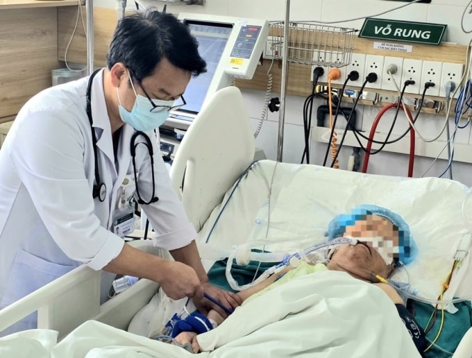 Bệnh nhân nữ hôn mê, thở máy. Ảnh: Nguyên Hà