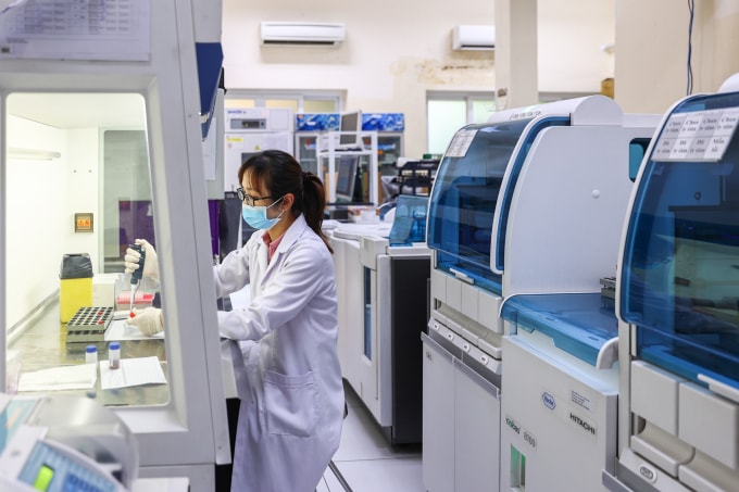 Nhân viên y tế xét nghiệm tại Viện Pasteur TP HCM. Ảnh: Quỳnh Trần
