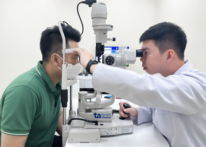 Bác sĩ Phúc quan sát cấu trúc bên trong mắt phải bị thương của anh Thành. Ảnh: Bệnh viện Đa khoa Tâm Anh