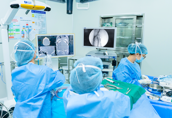 Bác sĩ phẫu thuật cho người bệnh viêm xoang biến chứng bằng hệ thống định vị ứng dụng trí tuệ nhân tạo. Ảnh: Bệnh viện Đa khoa Tâm Anh