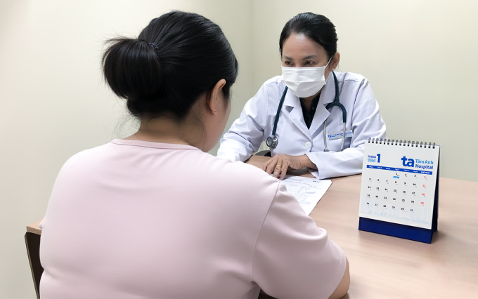 Bác sĩ Khuyên tư vấn liệu trình giảm cân cho Trân. Ảnh: Bệnh viện Đa khoa Tâm Anh