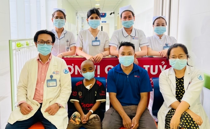 Cậu bé cùng các y bác sĩ trước khi xuất viện. Ảnh: Bệnh viện cung cấp