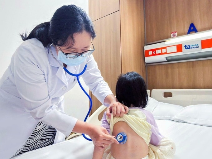 Bác sĩ Phương khám cho bé Hồng. Ảnh: Giản Đơn