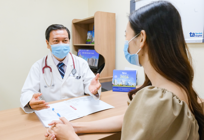Bác sĩ Minh tư vấn cho người đi khám. Ảnh: Bệnh viện Đa khoa Tâm Anh