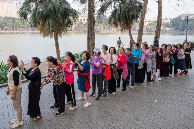 Thể dục, người già, nắng, dân số Ảnh: Hoàng Giang