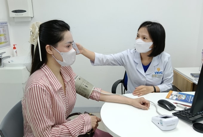 Phụ nữ tiêm vaccine để phòng bệnh tại VNVC Hai Bà Trưng. Ảnh: Hoàng Dương