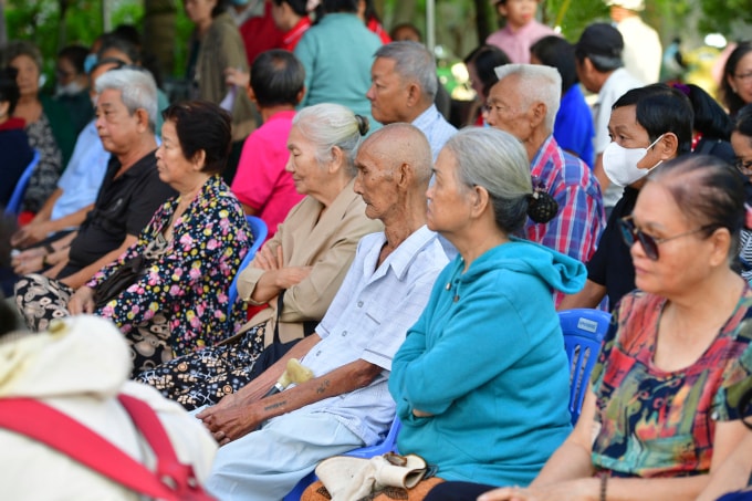 Gần 200 người cao tuổi tại phường An Phú Đông được tiêm vaccine cúm miễn phí, sáng 29/1. Ảnh: Mỹ Ý