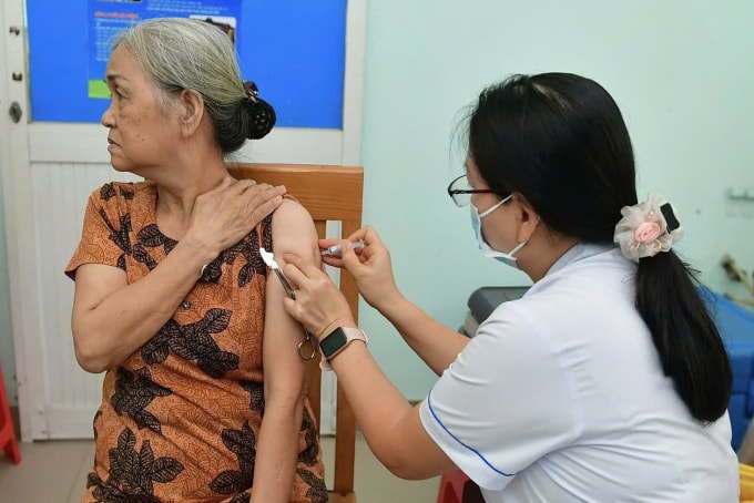 Người cao tuổi tại phường An Phú Đông được tiêm vaccine cúm miễn phí, sáng 29/1. Ảnh: Mỹ Ý