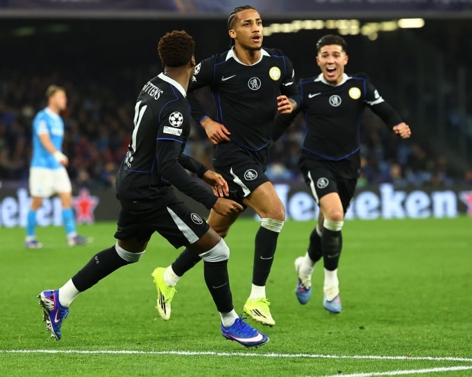 Pedro mừng khi ấn định thắng lợi 3-2 cho Chelsea trước Napoli ở lượt cuối vòng bảng Champions League trên sân Diego Maradona, Naples, Italy ngày 28/1. Ảnh: Reuters