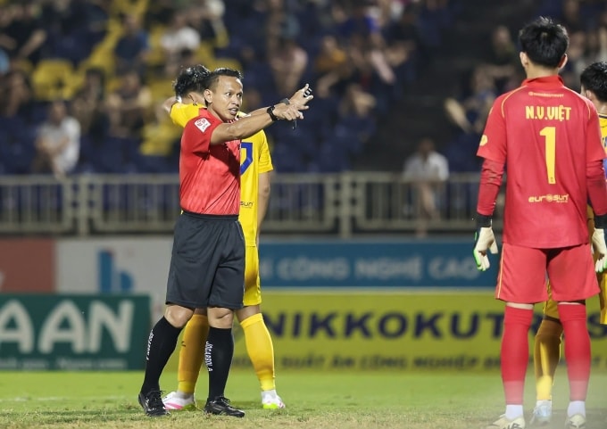 Trọng tài Malaysia Joffri Bin Ali (trái) bắt chính trận SLNA hòa Quảng Nam 1-1 ở vòng 19 V-League 2024-2025, tại sân Vinh, Nghệ An ngày 20/4/2025. Ảnh: VPF