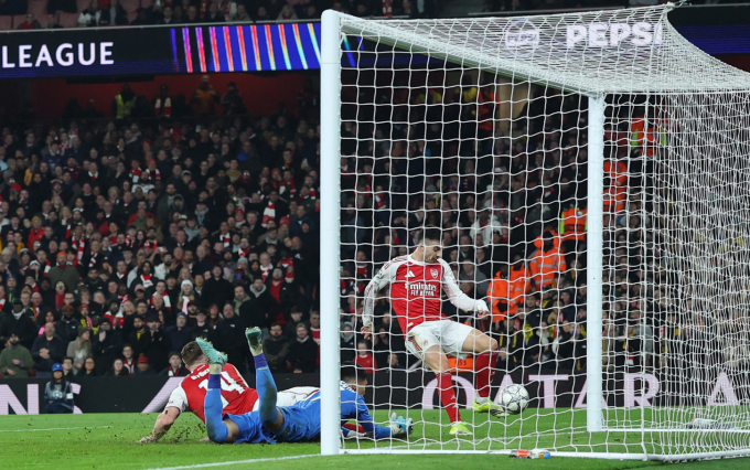 Gabriel Martinelli đệm vào lưới trống, nâng tỷ số lên 3-1. Ảnh: Reuters