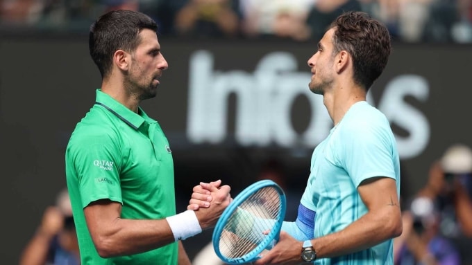 Djokovic (trái) bắt tay Musetti, sau trận tứ kết Australia Mở rộng, trên sân Rod Laver, Melbourne, Australia hôm 28/1. Ảnh: Reuters