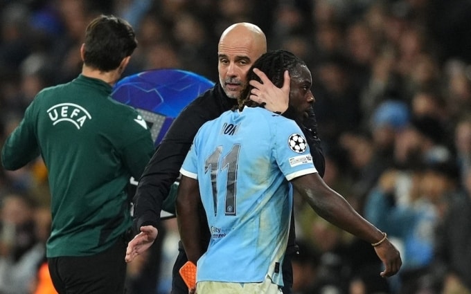 HLV Pep Guardiola ôm tiền vệ Doku trong trận Man City thắng Galatasaray trên sân Etihad, thành phố Manchester, Vương quốc Anh, lượt cuối vòng bảng Champions League tối 28/1/2026. Ảnh: PA