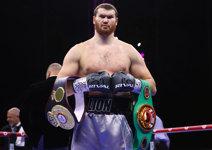 Arslanbek Makhmudov, cao 1m97, từng sở hữu nhiều danh hiệu khu vực và thứ cấp, gồm đai WBC Continental Americas năm 2019, WBC-NABF giai đoạn 2019-2023, WBA-NABA giai đoạn 2021-2022, WBC Silver năm 2022 và hai lần giữ đai WBA Inter-Continental vào các năm 2023, 2025.