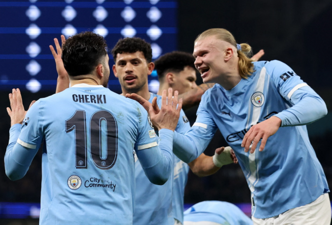 Rayan Cherki (trái) mừng bàn với Erling Haaland trong trận Man City thắng Galatarasay 2-0 ở lượt cuối vòng bảng Champions League trên sân Etihad, Manchester, Anh ngày 28/1/2026. Ảnh: Reuters