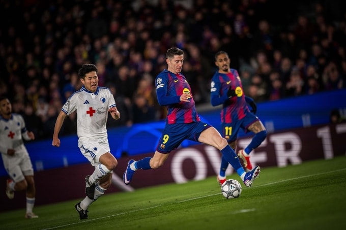 Lewandowski dứt điểm trong trận Barca thắng Copenhagen 4-1. Ảnh: FC Barcelona