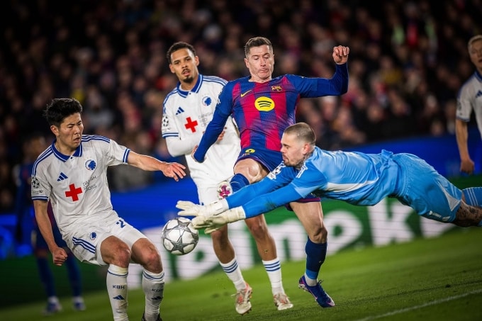 Lewandowski dứt điểm trong trận Barca thắng Copenhagen 4-1 ở lượt cuối vòng bảng Champions League trên sân Camp Nou ngày 28/1. Ảnh: FC Barcelona