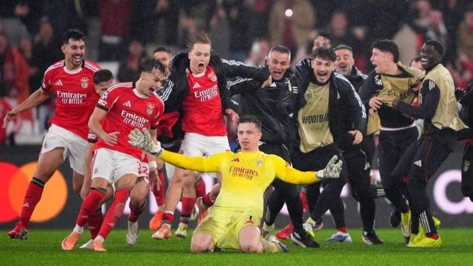Thủ môn Trubin mừng bàn ấn định chiến thắng trong trận Benfica 4-2 Real ở lượt cuối vòng bảng Champions League tối 28/1. Ảnh: AP