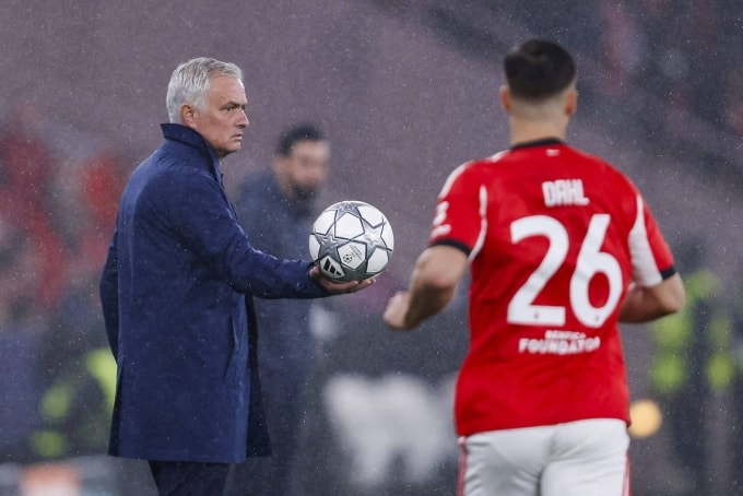 HLV Mourinho (trái) chỉ đạo trong trận Benfica 4-2 Real ở lượt cuối vòng bảng Champions League tối 28/1. Ảnh: AP