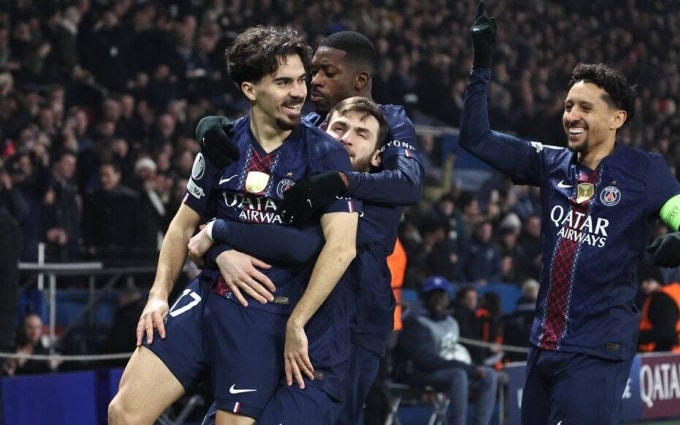 Các cầu thủ PSG mừng bàn của Vitinha trong trận hòa Newcastle 1-1 ở lượt cuối vòng bảng Champions League tối 28/1. Ảnh: LP
