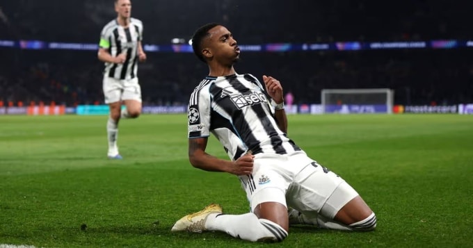 Willock mừng bàn gỡ trong trận PSG 1-1 Newcastle ở lượt cuối vòng bảng Champions League tối 28/1. Ảnh: UEFA