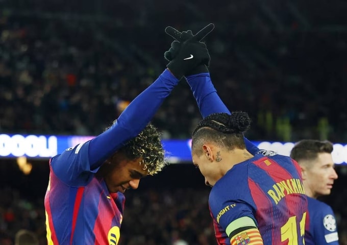 Yamal và Raphinha mừng bàn trong trận Barca 4-1 Copenhagen ở lượt cuối vòng bảng Champions League tối 28/1. Ảnh: Reuters