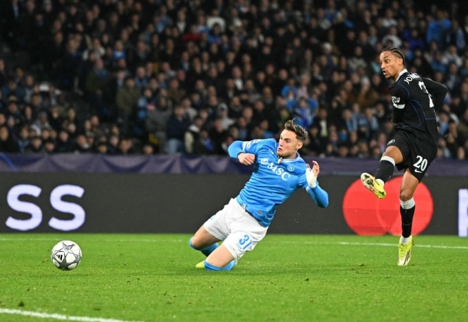 Pedro ấn định thắng lợi 3-2 cho Chelsea. Ảnh: AFP