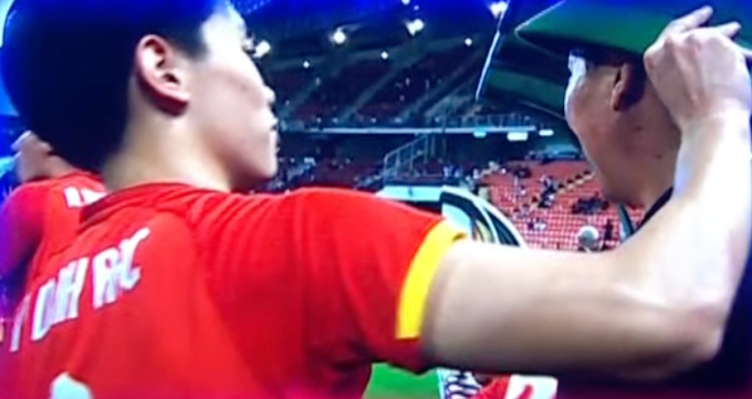 Hình ảnh Nguyễn Đình Bắc đội mũ cối cho HLV Kim Sang-sik. Ảnh: Chụp màn hình