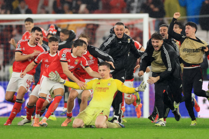 Rồi trượt cỏ ăn mừng, trong trận Benfica thắng Real Madrid 4-2 ở lượt cuối vòng bảng Champions League trên sân Da Luz, Lisbon, Bồ Đào Nha ngày 28/1/2026. Ảnh: AFP