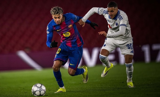 Yamal đi bóng qua một hậu vệ Copenhagen. Ảnh: FC Barcelona