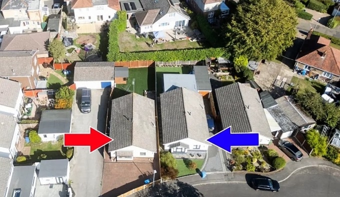 Hàng rào ngăn cách hai ngôi nhà gây tranh chấp nhiều năm. Ảnh: BNPS