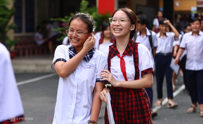 Thí sinh thi lớp 10 công lập TP HCM tại điểm thi trường THCS Đặng Tấn Tài, TP HCM, tháng 6/2025. Ảnh: Quỳnh Trần