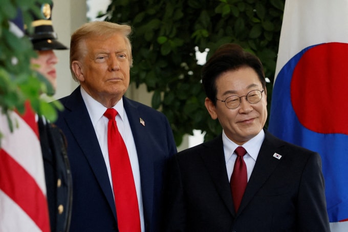 Tổng thống Mỹ Donald Trump (giữa) và Tổng thống Hàn Quốc Lee Jae-myung tại Nhà Trắng hồi tháng 8/2025. Ảnh: Yonhap