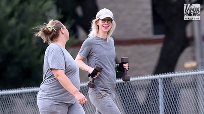 Elizabeth Holmes rạng rỡ khi vừa tập tạ vừa chạy bộ trong khuôn viên nhà tù. Ảnh: Fox