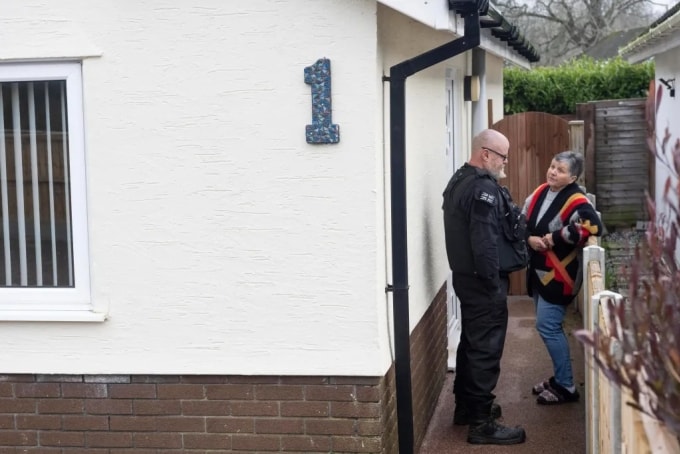 Bà Jenny Field    giải thích vụ việc cho chấp hành viên của tòa án và bị từ chối cho vào lại nhà, sáng 26/1. Ảnh: BNPS