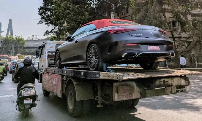 Xe Mercedes trên đường phố Mumbai, Ấn Độ. Ảnh: VDownshift