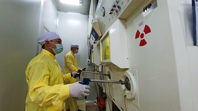 Nhà khoa học làm việc tại lò phản ứng hạt nhân Đà Lạt.