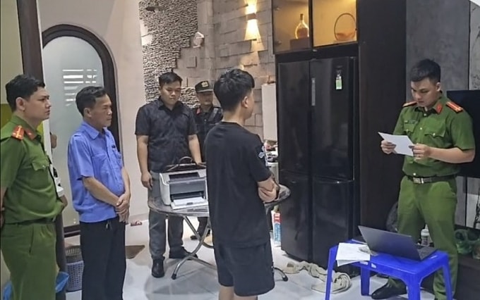 Công an khám xét tụ điểm phạm tội. Ảnh: Công an cung cấp